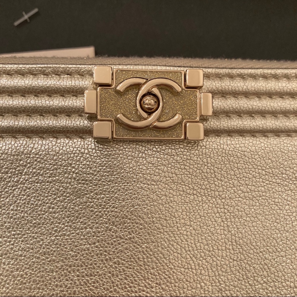 Chanel
Bicolor Boy O Case Clutch Metallic Goatskin and Calfskin Medium - Picture 4 of 7